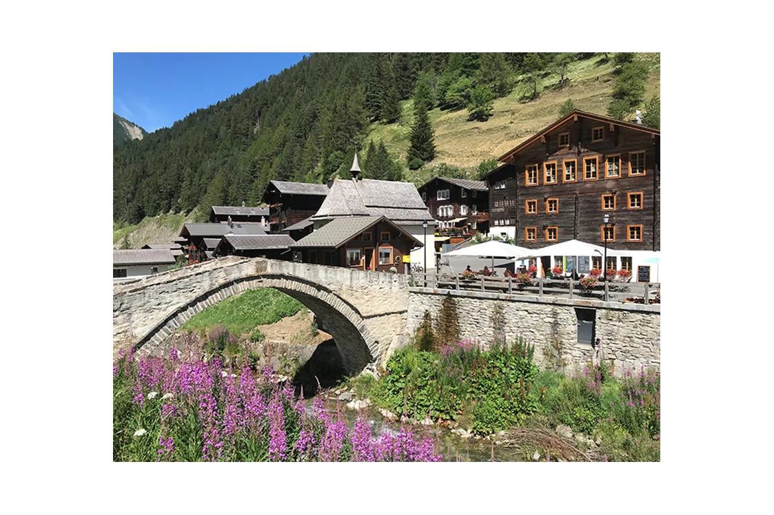 Wohnmobilstellplatz: Das Dorf Binn liegt ganz in der Nähe.
Einkaufen
Restaurant
ÖV Verbindungen
ect. - Highlander´s Ferienlodge