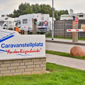 Wohnmobilstellplatz: Einfahrt/Ausfahrt mit Schranke - Caravanstellplatz "An der Rügenbrücke"