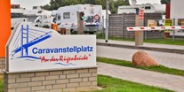 Reisemobilstellplatz - Art des Stellplatz: bei Caravanhändler - Deutschland - Einfahrt/Ausfahrt mit Schranke - Caravanstellplatz "An der Rügenbrücke"