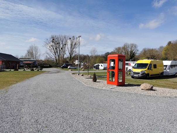 Wohnmobilstellplatz: Bücherzelle (Büchertausch oder einfach mitnehmen) - Caravanstellplatz "An der Rügenbrücke" Stralsund