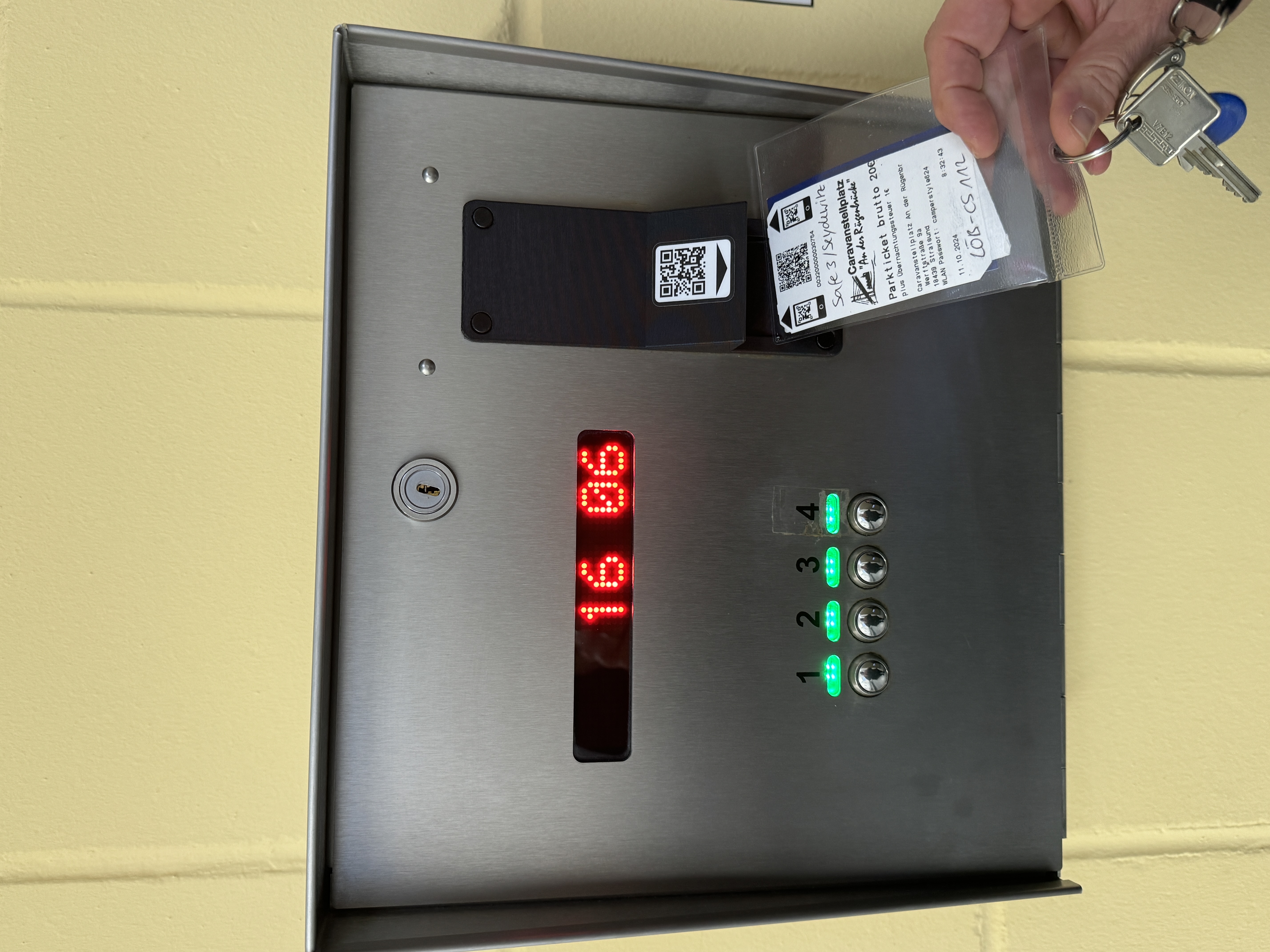 Wohnmobilstellplatz: Sanitärbereich 1 
Duschautomat (Aktivierung der Duschen mit dem Parkticket) - Caravanstellplatz "An der Rügenbrücke" Stralsund