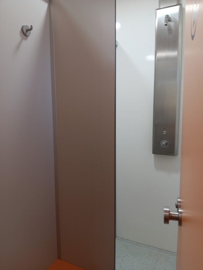 Wohnmobilstellplatz: Sanitärbereich 2 Duschen - Caravanstellplatz "An der Rügenbrücke" Stralsund