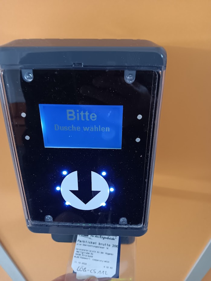 Wohnmobilstellplatz: Sanitärbereich 2 
Duschautomat (Aktivierung der Duschen mit dem Parkticket) - Caravanstellplatz "An der Rügenbrücke" Stralsund