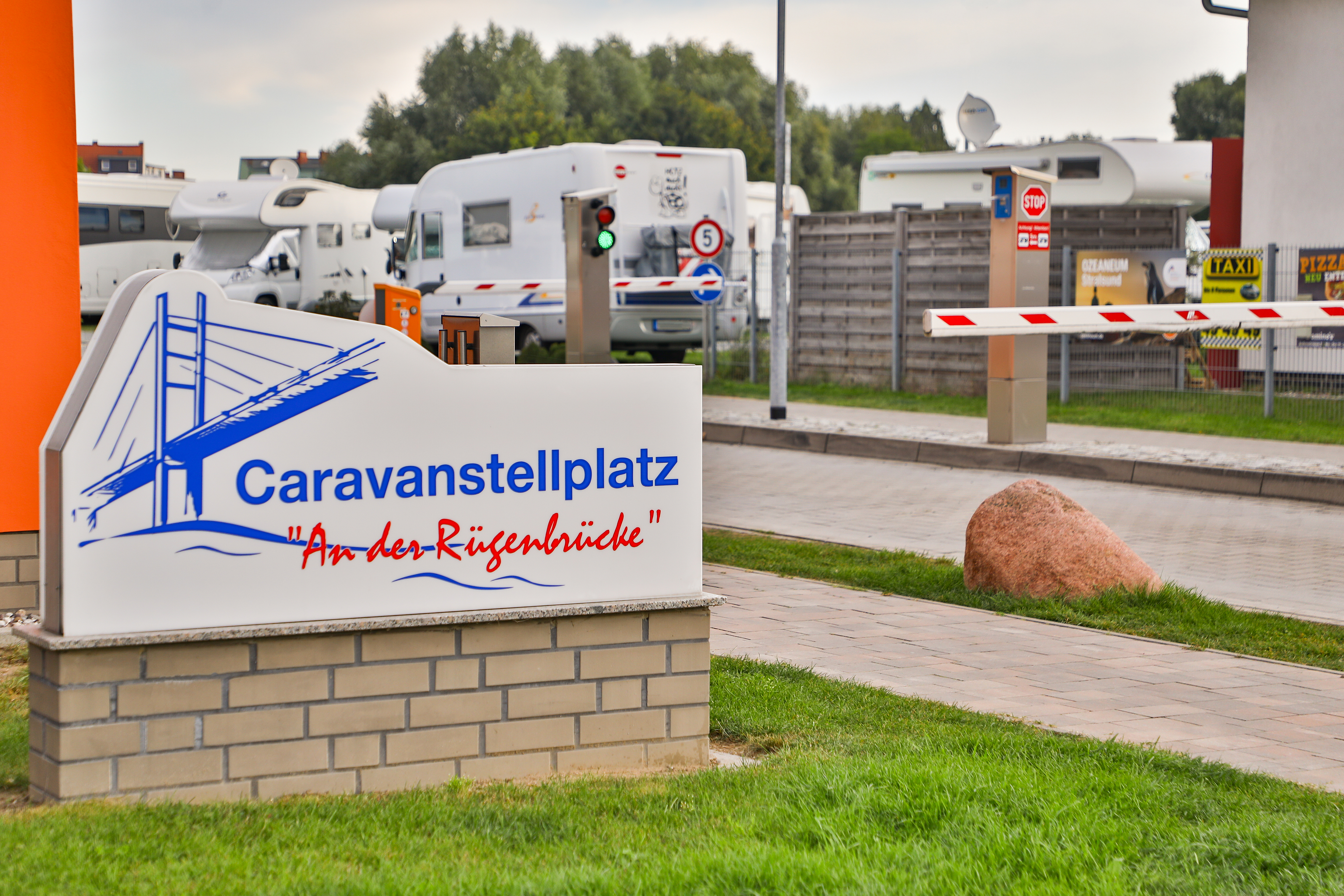 kampeerplaats voor campers - Einfahrt/Ausfahrt mit Schranke - Caravanstellplatz "An der Rügenbrücke" Stralsund