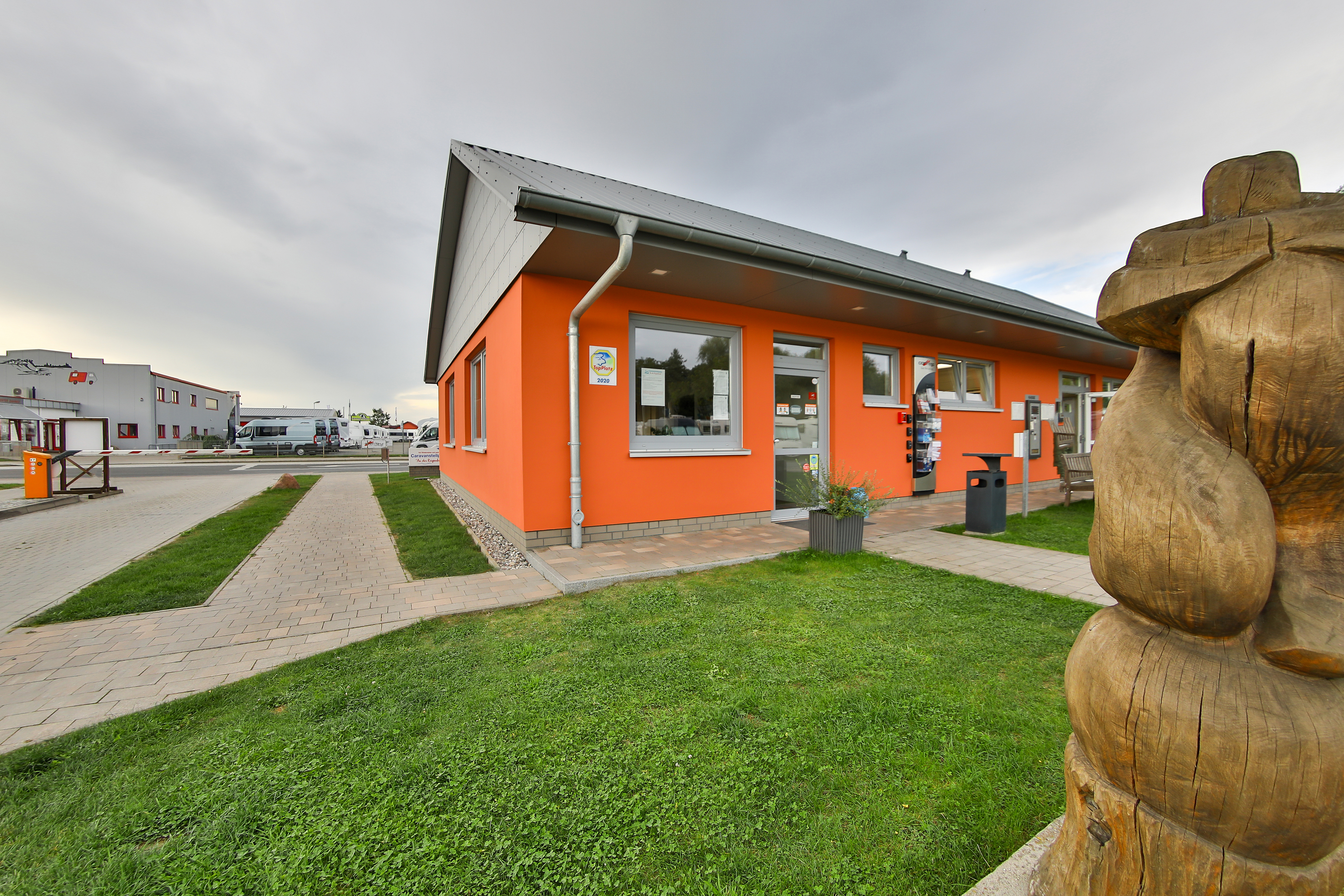 kampeerplaats voor campers - Rezeptionsgebäude - Caravanstellplatz "An der Rügenbrücke" Stralsund