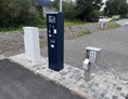 Wohnmobilstellplatz: Parkautomat mit EC Kartenfunktion. Rechts daneben die Frischwasserstation mit Münzautomat. - Wohnmobilstellplatz bisher Rathausplatz - verlegt in die Bahnhofstraße