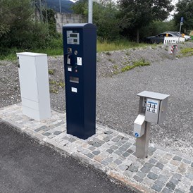 Wohnmobilstellplatz: Parkautomat mit EC Kartenfunktion. Rechts daneben die Frischwasserstation mit Münzautomat. - Wohnmobilstellplatz in der Bahnhofstraße