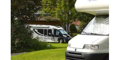 Plaza de aparcamiento para autocaravanas - Umgebungsschwerpunkt: Fluss - Staudach-Egerndach - Homepage http://www.urlaub-bauernhof-oberaudorf.de - Stellplatz am Pechlerhof der Familie Gruber