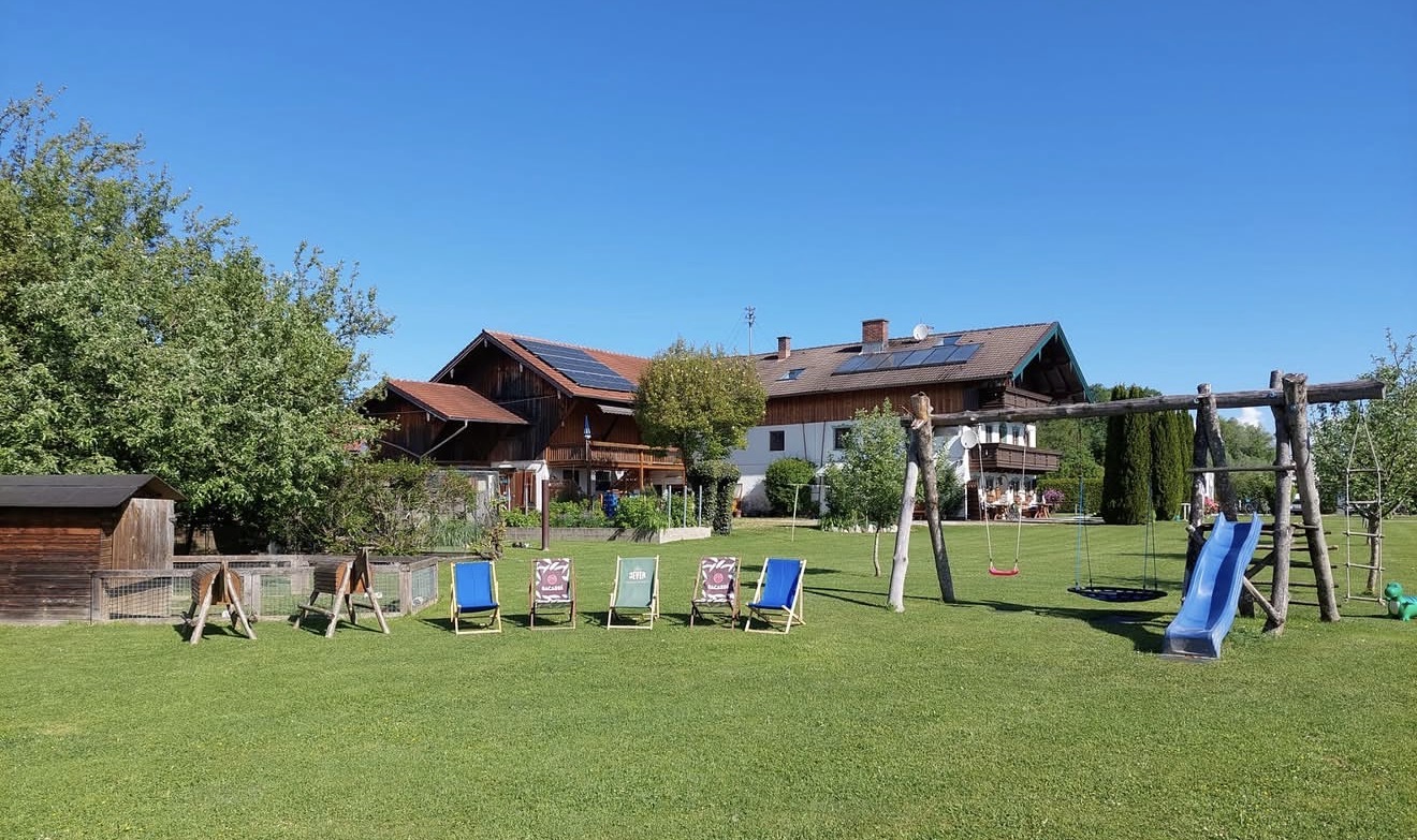 Wohnmobilstellplatz: Spielplatz mit Hasengehege  - Wohnmobilstellplatz  Steiner - Areal, Freizeit