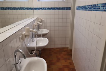Wohnmobilstellplatz: Waschräume mit separaten Duschen - Caravanstellplatz am Tierpark