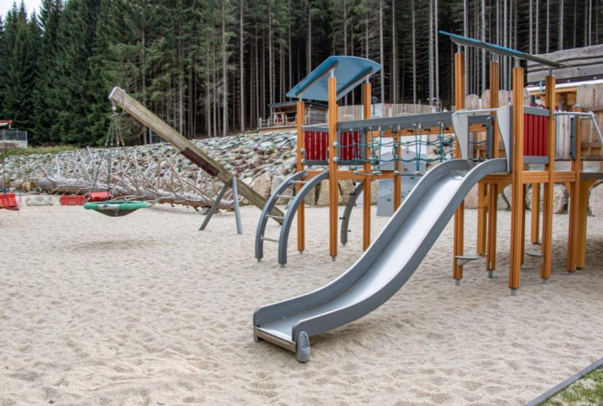 Wohnmobilstellplatz: Ein Spielplatz befindet sich zwischen Wohnmobilstellülätze und Minigolganlage. - Erzgebirgsidyll Breitenbrunn