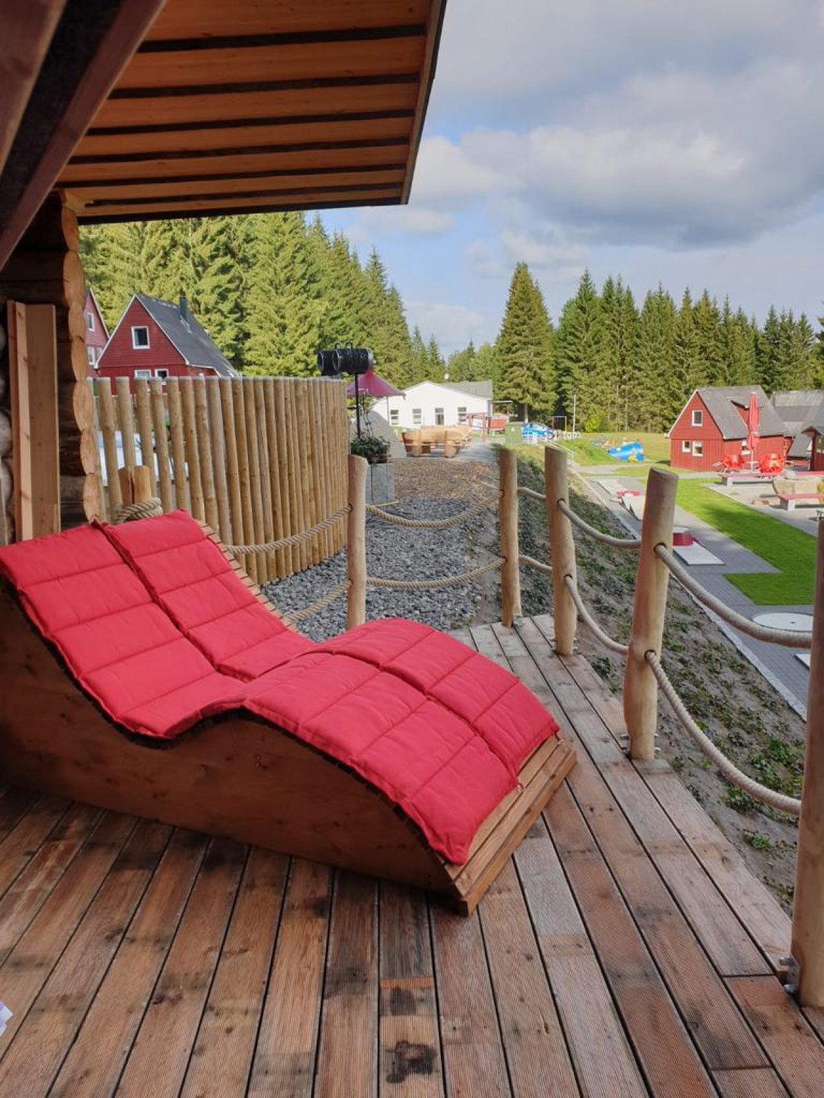 Wohnmobilstellplatz: Blick vom Saunaruhehaus zu den Häusern und dem Appartementhaus. - Erzgebirgsidyll Breitenbrunn