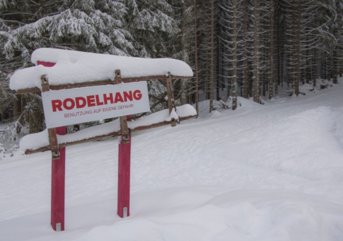Wohnmobilstellplatz: Beleuchteter Rodelhang direkt in der Anlage. - Erzgebirgsidyll Breitenbrunn