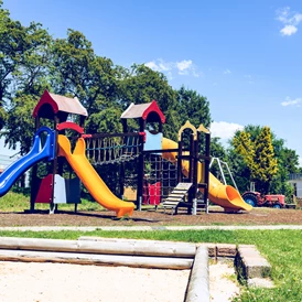 Wohnmobilstellplatz: Spielplatz - Regenbogen Dransfeld