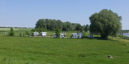Place de parking pour camping-car - öffentliche Verkehrsmittel - Oberndorf (Landkreis Cuxhaven) - Stellplatz an der Elbfähre