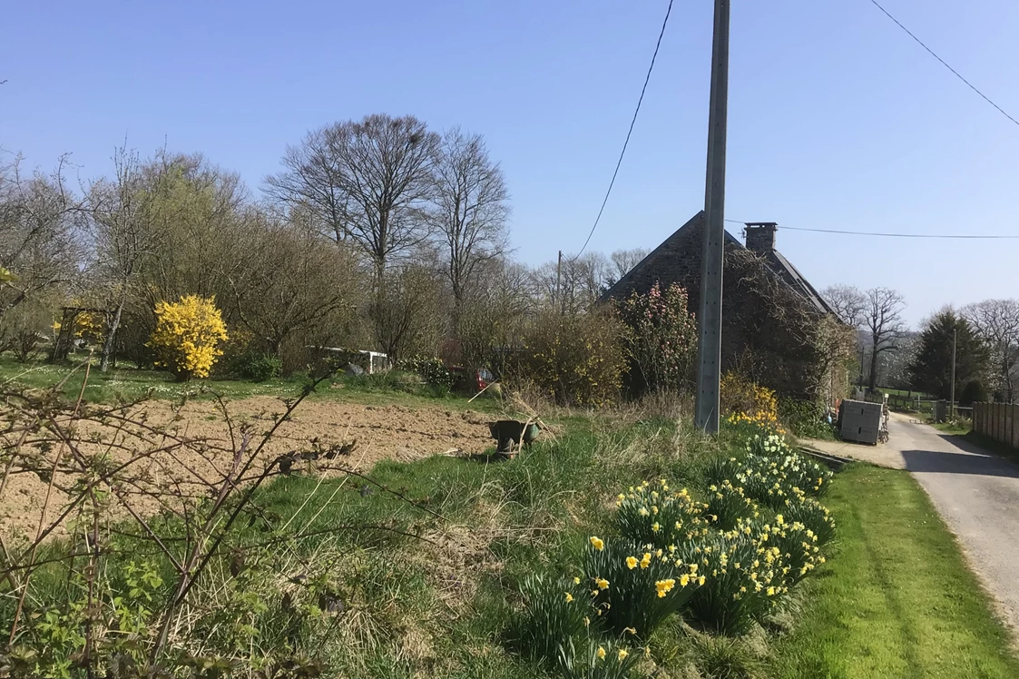 Wohnmobilstellplatz: Unser Haus, rechts geht es ab zum grossen Feld. - Normandie Bocage 65km vom Mont Saint Michel mitten im Feld mit Weitblick