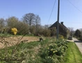 Wohnmobilstellplatz: Unser Haus, rechts geht es ab zum grossen Feld. - Normandie Bocage 65km vom Mont Saint Michel mitten im Feld mit Weitblick