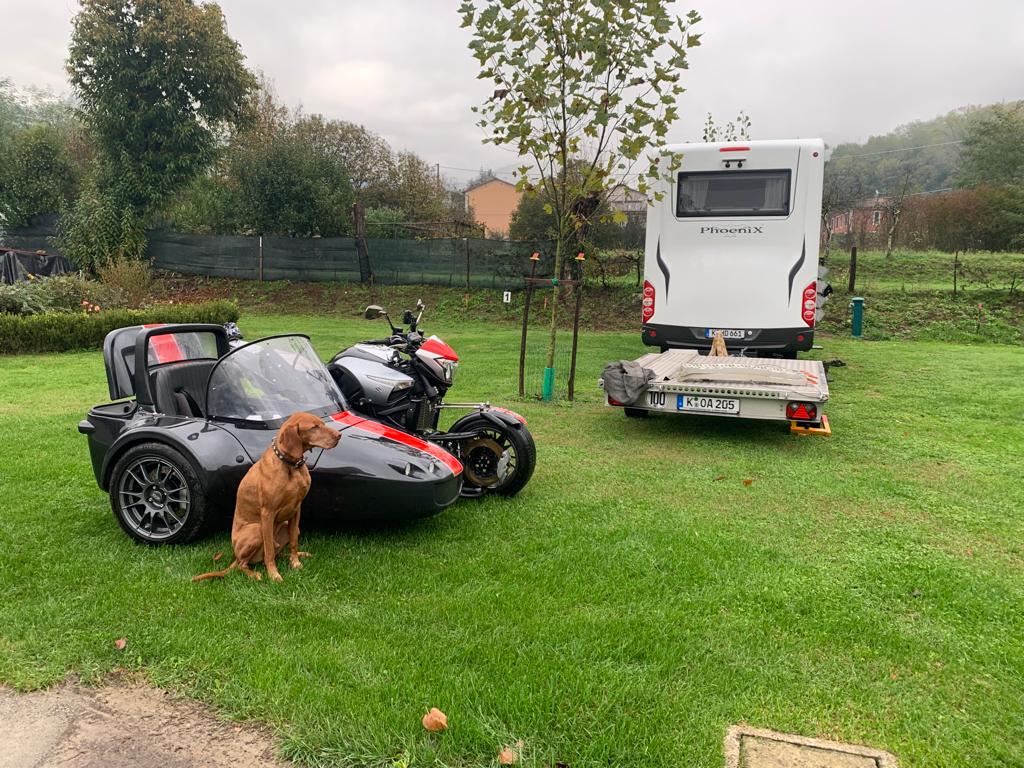 Wohnmobilstellplatz: We are a safe and secure parking area (open all year) for your camper, which you may leave with us while you explore further afield by bike,vespa, train or bus.... - Area sosta la Cantina del vino Barga