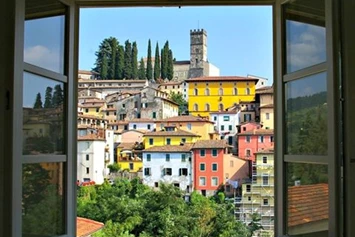 Wohnmobilstellplatz: Panoramica del paese Barga - Area sosta la Cantina del vino Barga