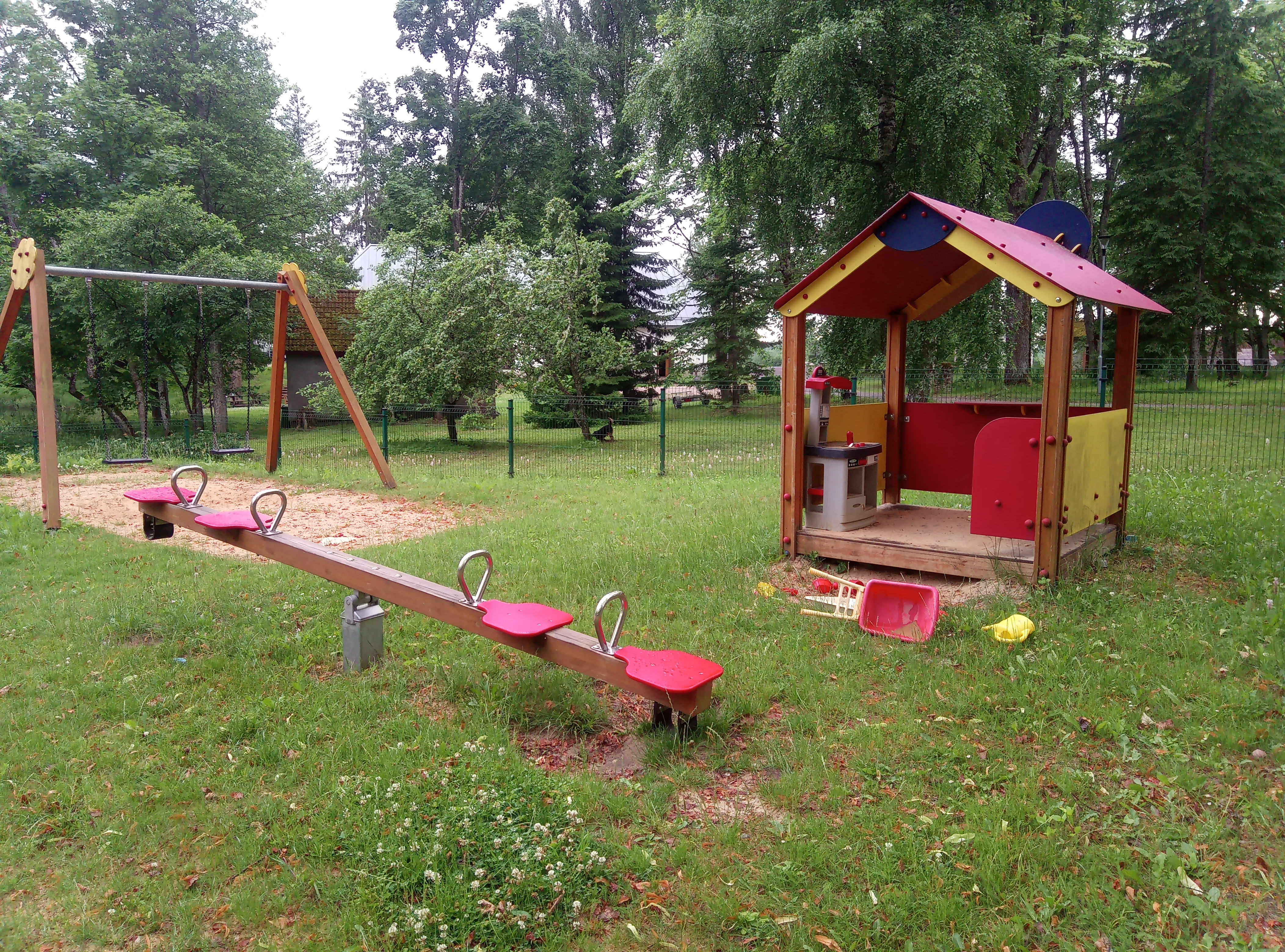 Reisemobilstellplatz - Entsorgung Toilettenkassette - Estland - direkt am Gelände, der Kinderspielplatz - Viitina am See in Estland