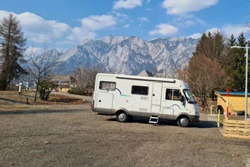 Wohnmobilstellplatz: Rast-Stellplatz Arnoldstein mit Dobratsch im Hintergrund - Rast-Stellplatz Arnoldstein im Dreiländereck