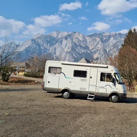 Wohnmobilstellplatz: Rast-Stellplatz Arnoldstein mit Dobratsch im Hintergrund - Rast-Stellplatz Arnoldstein im Dreiländereck