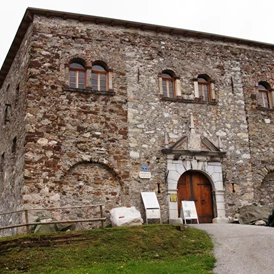 Wohnmobilstellplatz: Klosterruine im Ort Arnoldstein - Rast-Stellplatz Arnoldstein im Dreiländereck