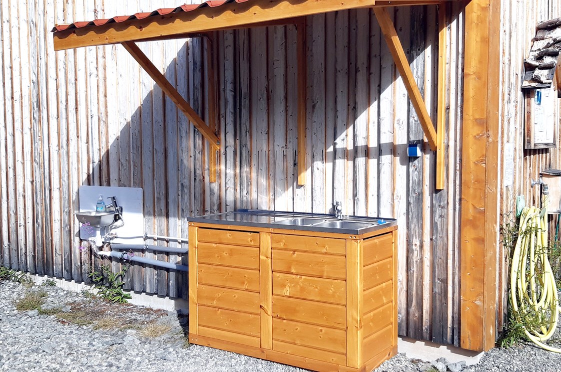 Wohnmobilstellplatz: Außenküche und Handwaschbecken, jeweils mit Heißwasser - Gala Fjällgard
