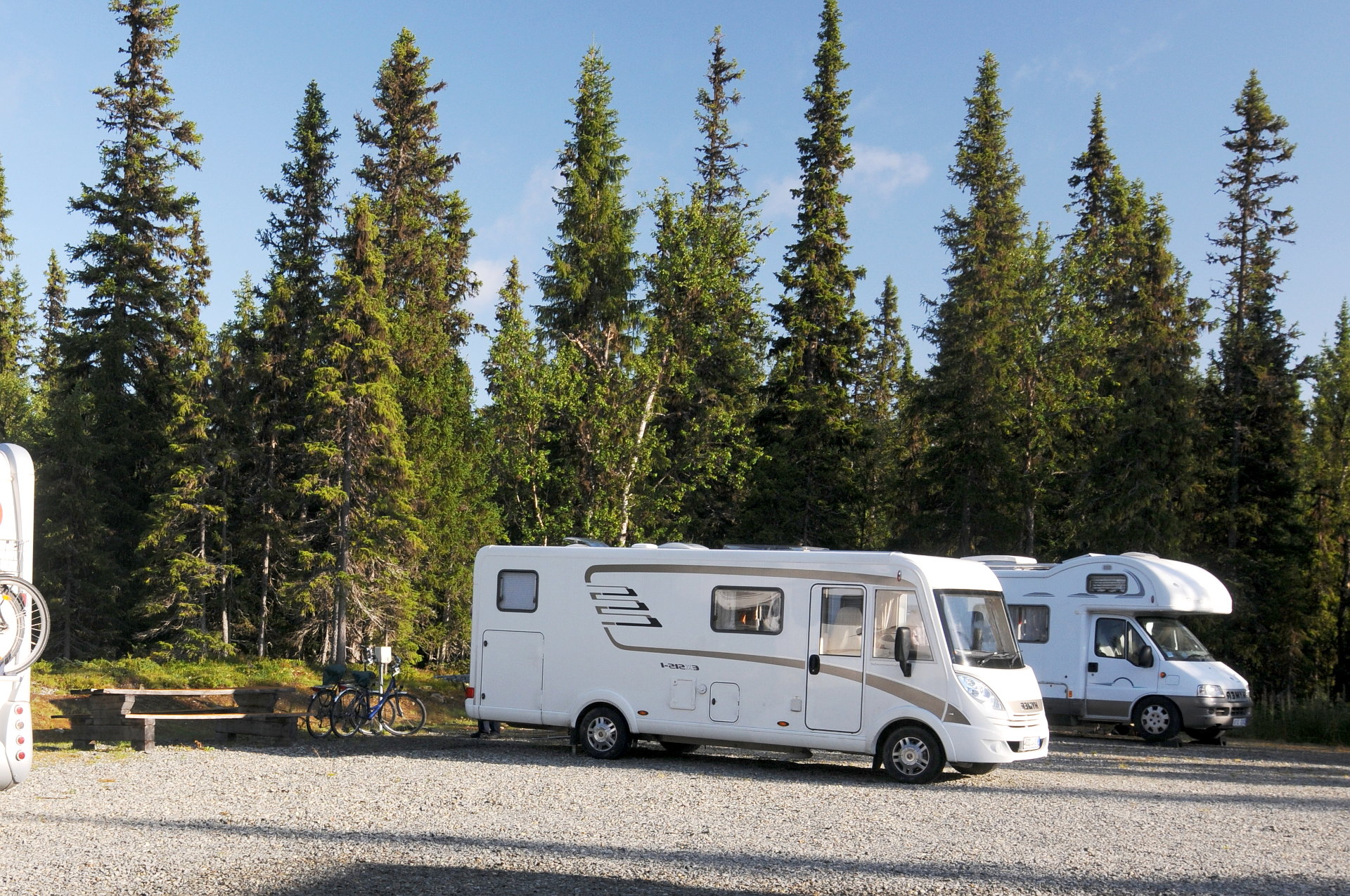 Wohnmobilstellplatz: Trockener und ebener Wohnmbilstellplatz im Sommer - Galå Fjällgård