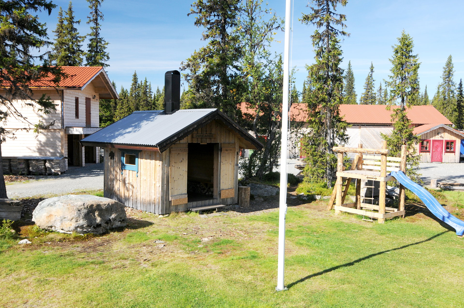 Wohnmobilstellplatz: Gelände am Stellplatz mit Grillhütte und zentral gelegenem Spielplatz und doch mit Abstand zum Stellplatz - Galå Fjällgård