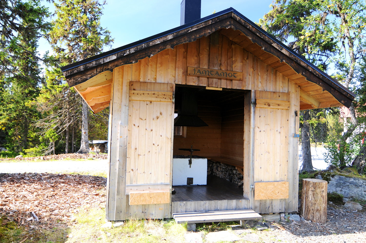 Wohnmobilstellplatz: Grillhütte mit gratis Brennholz für die Gäste - Galå Fjällgård