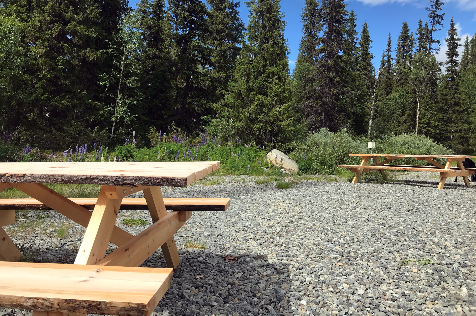 Wohnmobilstellplatz: Neue Tisch-Bank-Kombinationen am Stellplatz - Galå Fjällgård