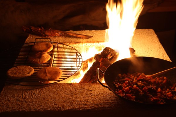Wohnmobilstellplatz: Lagerfeuer und Grillmöglichkeit im Grillhäuschen vor Ort - Galå Fjällgård