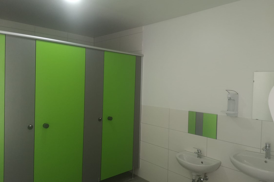 Wohnmobilstellplatz: WC und Duschraum gleiche Optik aber in getrennten Räumen. - Campinghof Am Grünen Baum