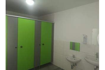 Wohnmobilstellplatz: WC Kabinen, die von den Duschen sind fast genauso 2m x 1m. - Campinghof Am Grünen Baum