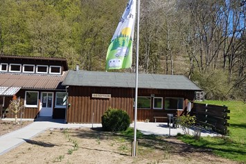 Wohnmobilstellplatz: Sanitärgebäude und Rezeption - Wohnmobil- und Campingpark Ambergau