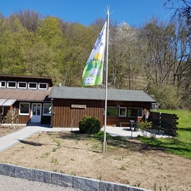 Wohnmobilstellplatz: Sanitärgebäude und Rezeption - Wohnmobil- und Campingpark Ambergau