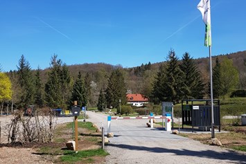 Wohnmobilstellplatz: Schrankenanlage mit Terminal - Wohnmobil- und Campingpark Ambergau