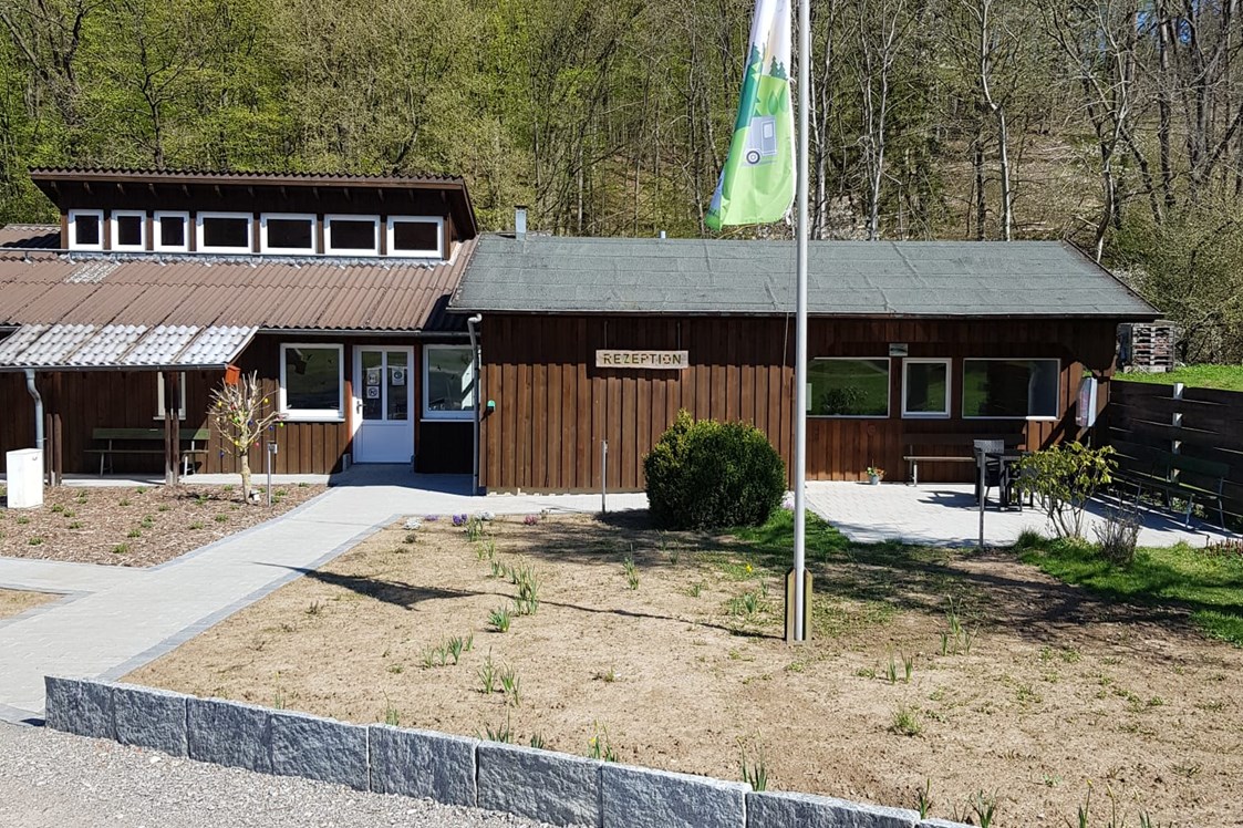 Wohnmobilstellplatz: Rezeption und Sanitärgebäude - Wohnmobil- und Campingpark Ambergau
