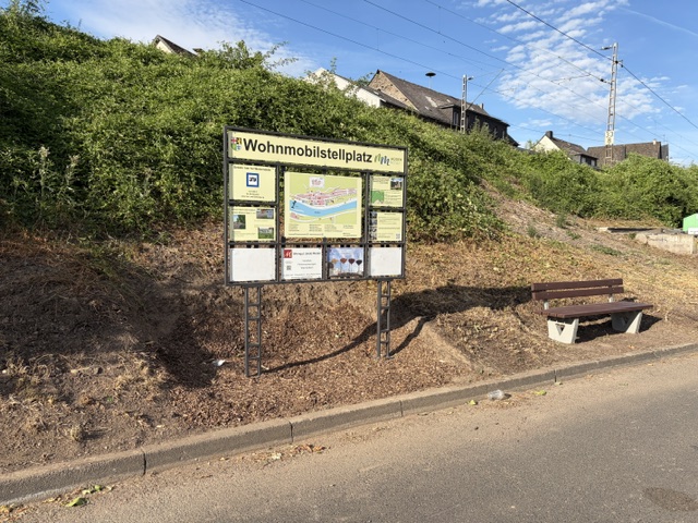 Wohnmobilstellplatz: Informationstafel - Müden am Festplatz