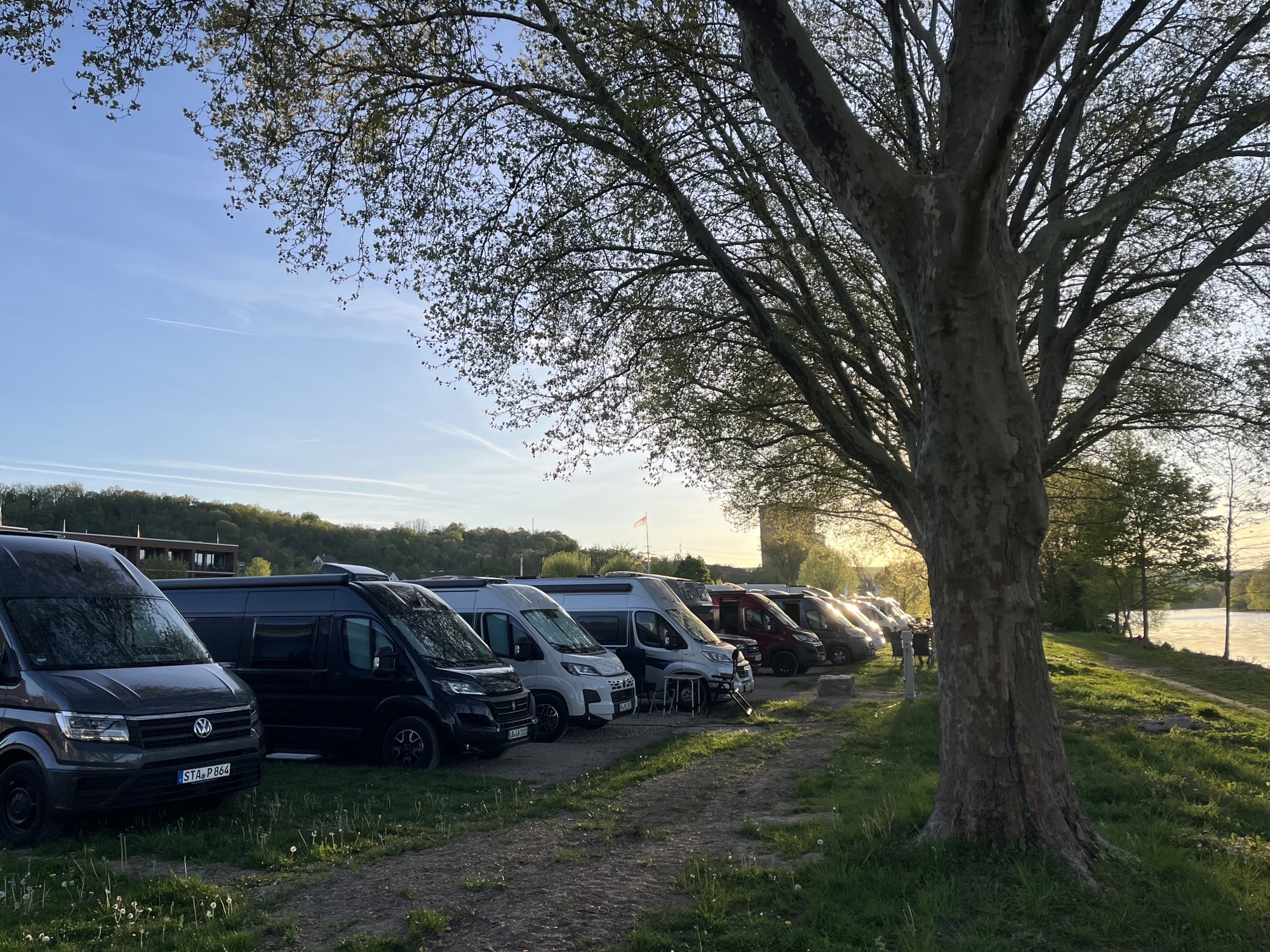 Place de parking pour camping-car - Wohnwagen erlaubt - Blick auf die Stellplätze - Wohnmobilstellplatz am Flockenwerk