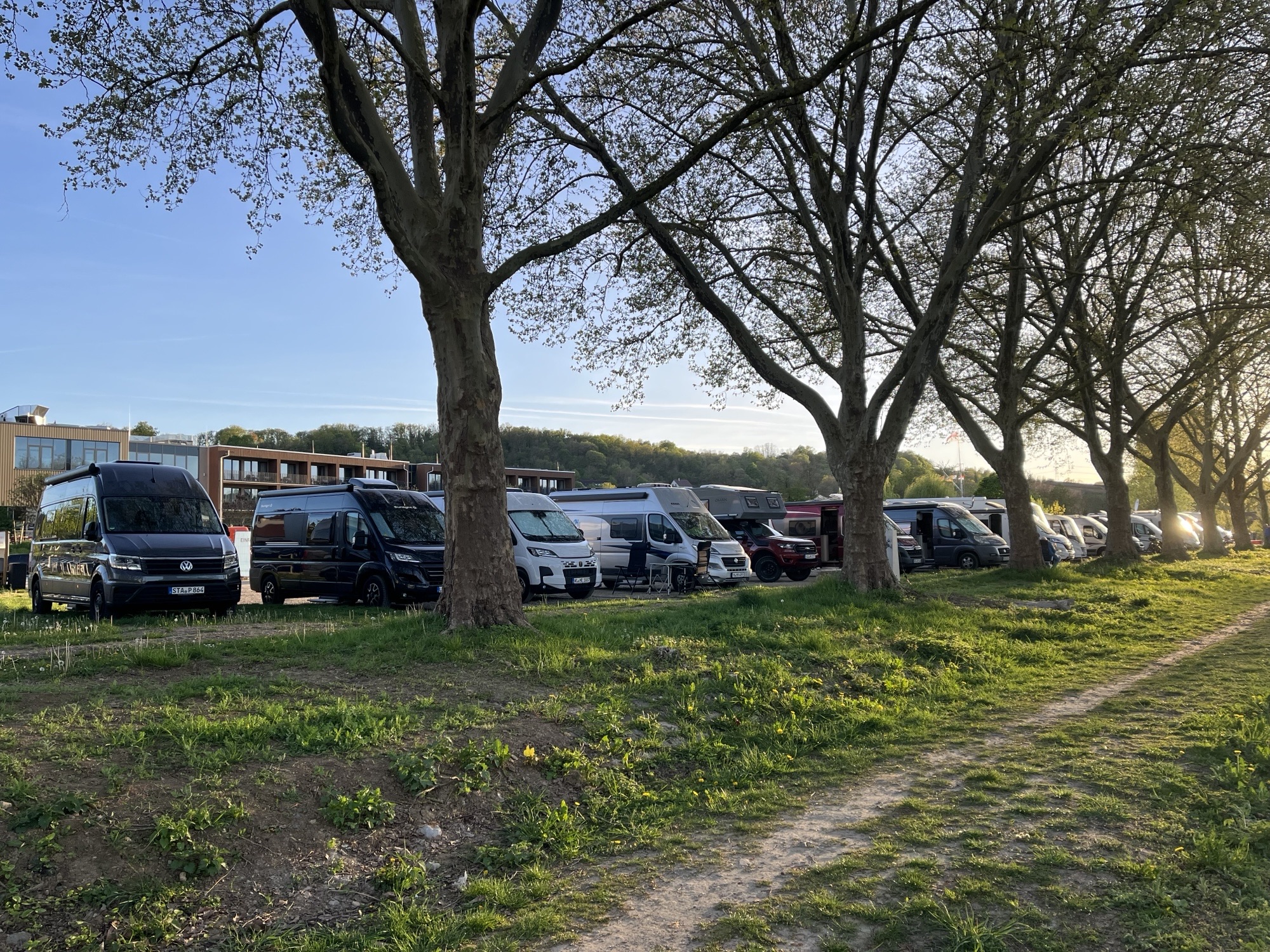 Place de parking pour camping-car - Wohnwagen erlaubt - Blick auf die Stellplätze - Wohnmobilstellplatz am Flockenwerk