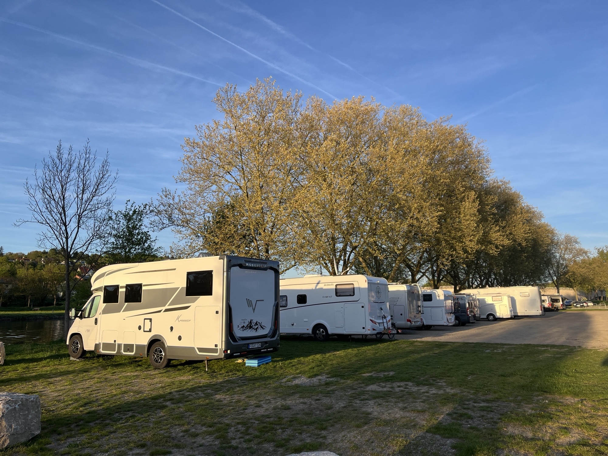 Place de parking pour camping-car - Wohnwagen erlaubt - Blick auf die Stellplätze - Wohnmobilstellplatz am Flockenwerk