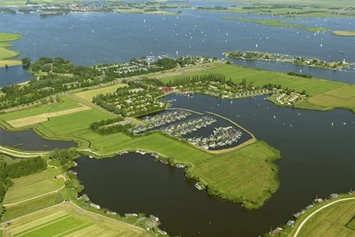 Wohnmobilstellplatz: Campingplatz RCN de Potten liegt direkt am Sneekersee. Sie befinden Sie Sich in Herz von die Friesischen Seen. Die Camping hat Wohnmobileplätze in die Nähe von das Wasser und nur 5 km. von Sneek! 
 - RCN de Potten