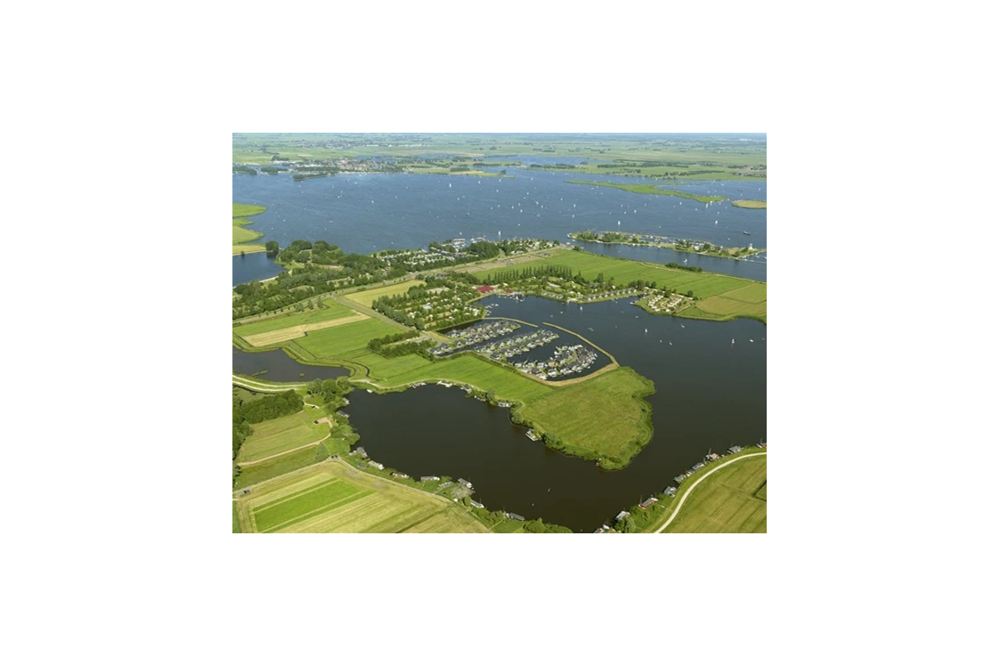 Wohnmobilstellplatz: Campingplatz RCN de Potten liegt direkt am Sneekersee. Sie befinden Sie Sich in Herz von die Friesischen Seen. Die Camping hat Wohnmobileplätze in die Nähe von das Wasser und nur 5 km. von Sneek! 
 - RCN de Potten