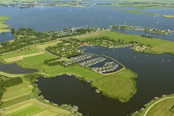 Wohnmobilstellplatz: Campingplatz RCN de Potten liegt direkt am Sneekersee. Sie befinden Sie Sich in Herz von die Friesischen Seen. Die Camping hat Wohnmobileplätze in die Nähe von das Wasser und nur 5 km. von Sneek! 
 - RCN de Potten
