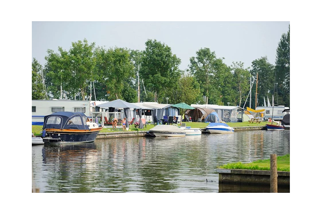 Wohnmobilstellplatz: Die Campingplätze auf die Hafen liegen alle bei das Wasser. Bringen Sie ein eigenes Boot mit? Kein Problem! Liegeplätze bis 9 Meter sind vorhanden, für 9 meter Boote bitte voraus informieren ob wir raum haben.  (Fragen Sie die Rezeption für die Tarife) - RCN de Potten