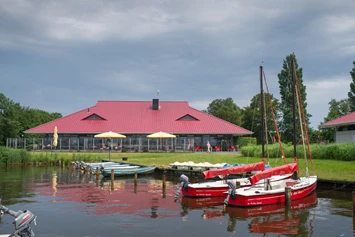 Wohnmobilstellplatz: Restaurant mit Terrasse am Wasser, Backerei und Imbiss. - RCN de Potten