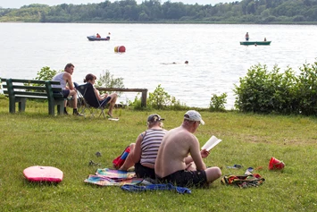 Wohnmobilstellplatz: Strand direkt am Campingplatz mit Sand oder Rasen, im Sommer mit Rettungsschwimmer vor Ort - CampingPlatz Ecktannen