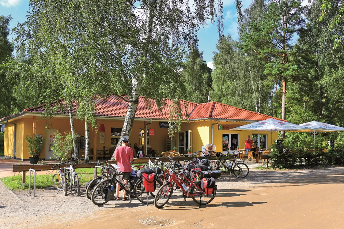 Wohnmobilstellplatz: Bistro mit Minimarkt - Warme Speisen, Kaffee & Kuchen - CampingPlatz Ecktannen